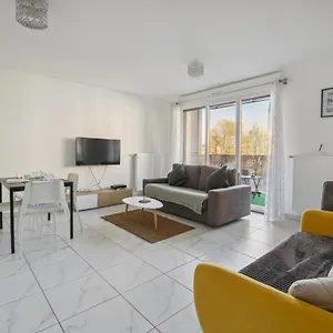 Appartement Chic Apart With Balcony Near Paris